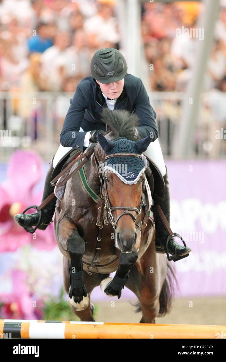 Brillò Dominique del Canada riding ROXY ragazza durante il 2010 Singapore Olimpiadi della Gioventù Equestrian Jumping singoli Round B. Foto Stock