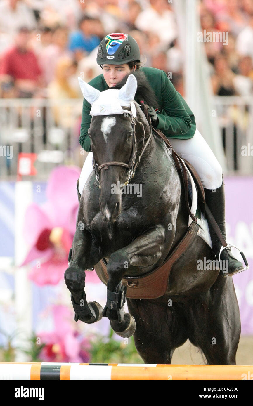 Samantha McIntosh del Sud Africa a cavallo LITTLE MISS SUNSHINE durante le Olimpiadi della Gioventù equestre Round singoli B. Foto Stock