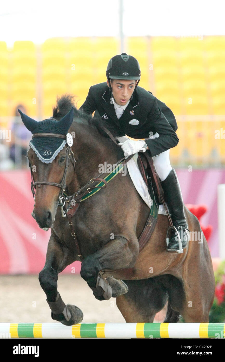 Zakaria Hamici di Algeria riding APH SIGNOR SHEEN che rappresentano l'Africa in Singapore Olimpiadi della Gioventù Team equestre Round 2. Foto Stock