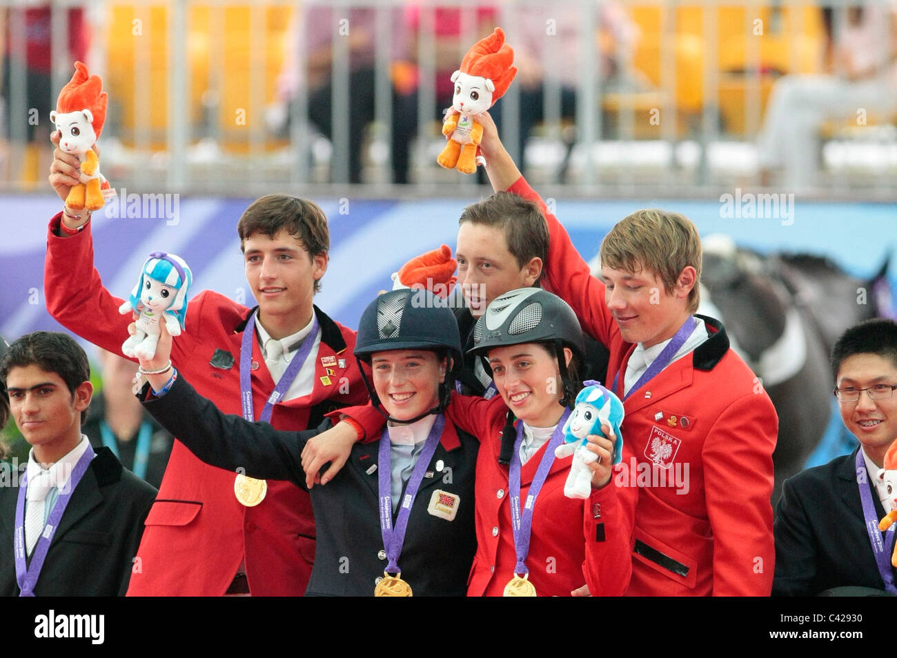 Team Europe ribadisce la medaglia d'oro nel 2010 Singapore Olimpiadi della Gioventù Team equestre Jumping. Foto Stock