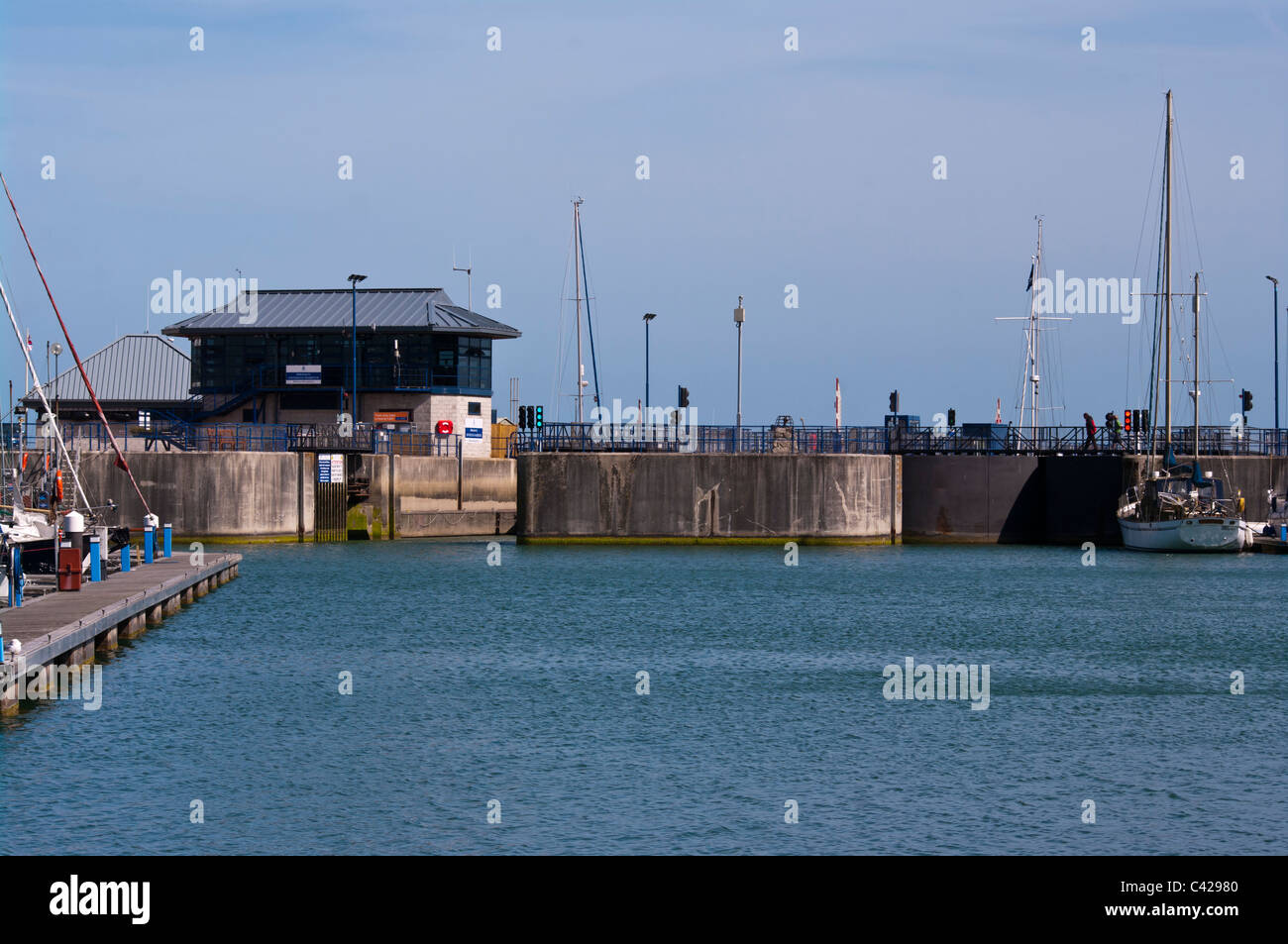 Chiuso i cancelli di blocco in uscita per Sovereign Harbour Marina Eastbourne East Sussex England Foto Stock