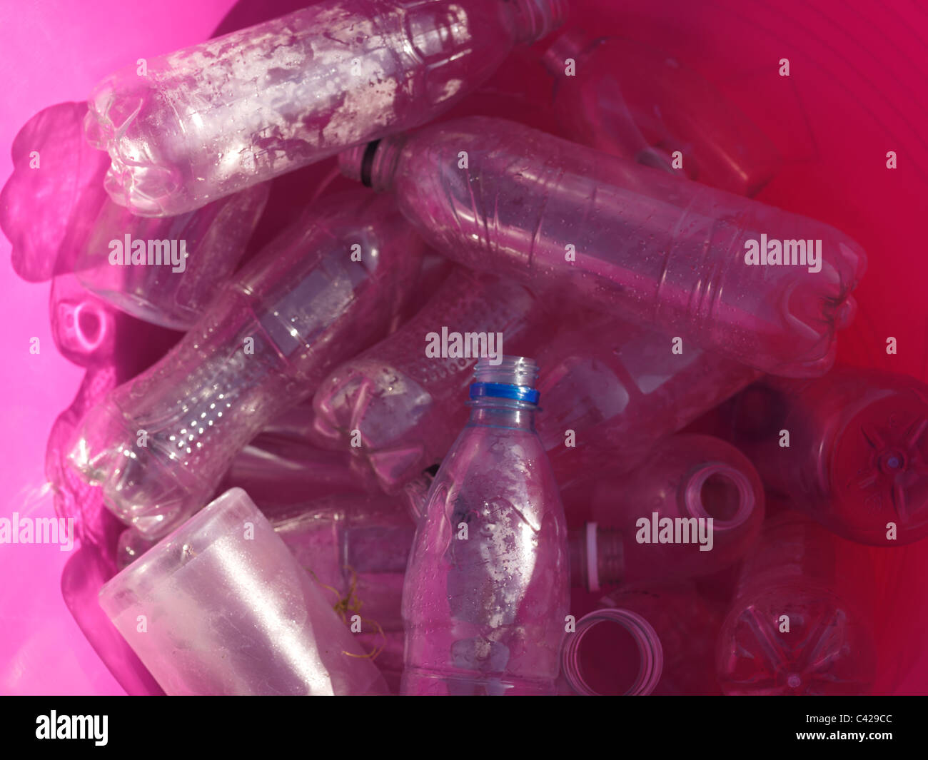 Una raccolta di fogli di polietilene tereftalato (PET) plastica in rosa Basket Foto Stock
