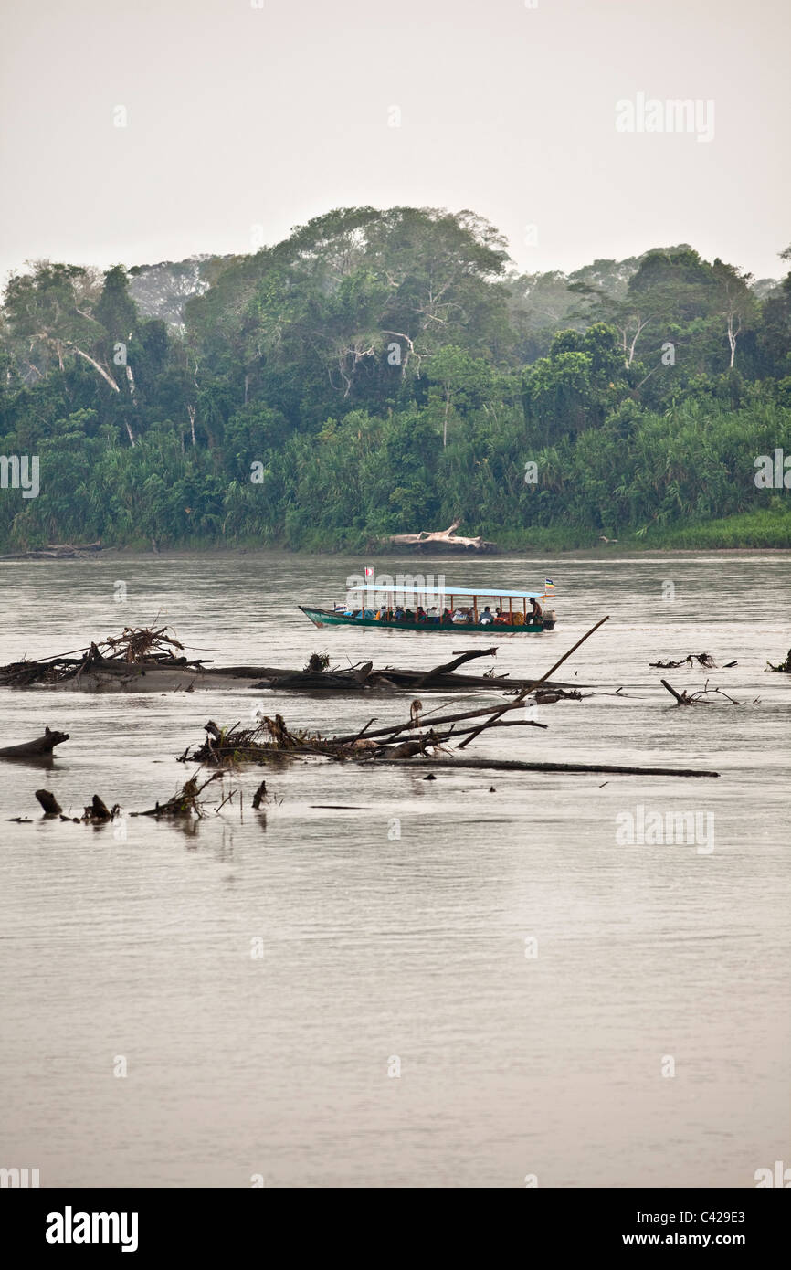 Il Perù, Boca MANU Manu National Park, sito Patrimonio Mondiale dell'UNESCO, il fiume Rio Madre de Dios. Barca il trasporto di turisti. Foto Stock