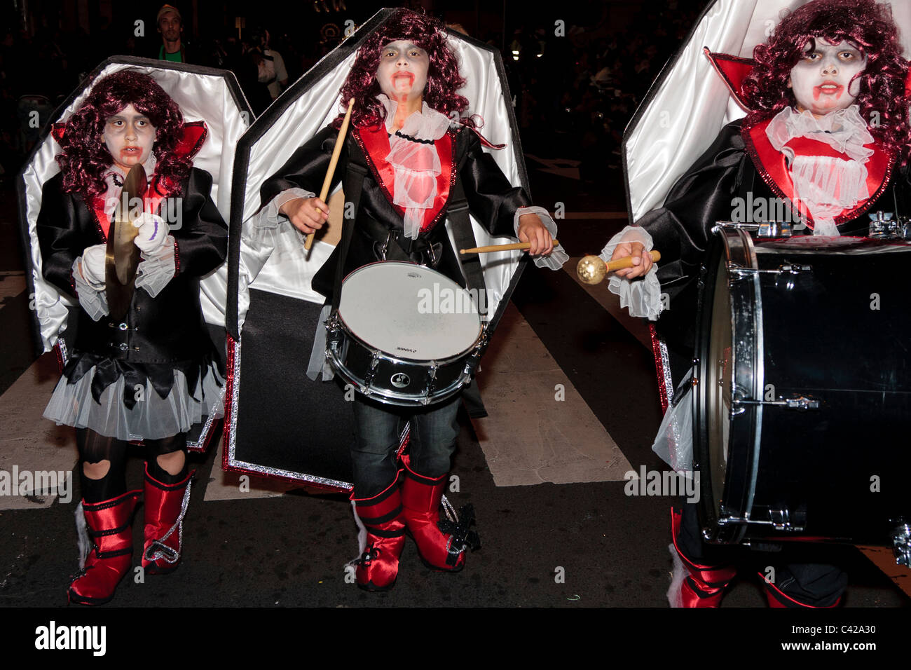 I percussionisti vestito come vampiri nel Night parade presso il carnevale di Santa Cruz de Tenerife Canarie Spagna Foto Stock