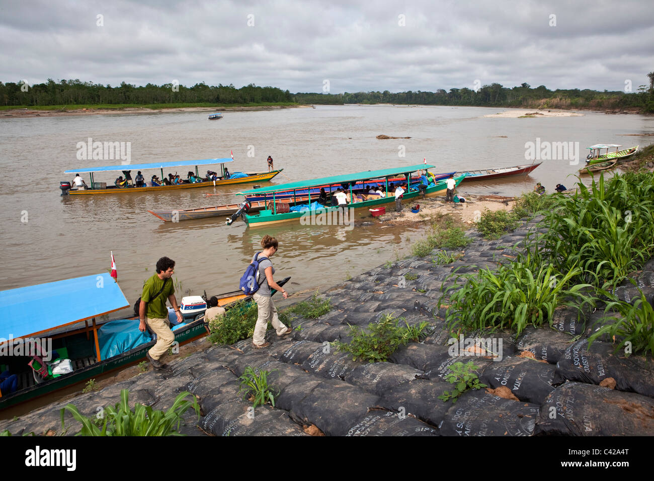 Il Perù, Boca MANU Manu National Park, Fiume: Madre de Dios. Il turista giovane al porto. Foto Stock