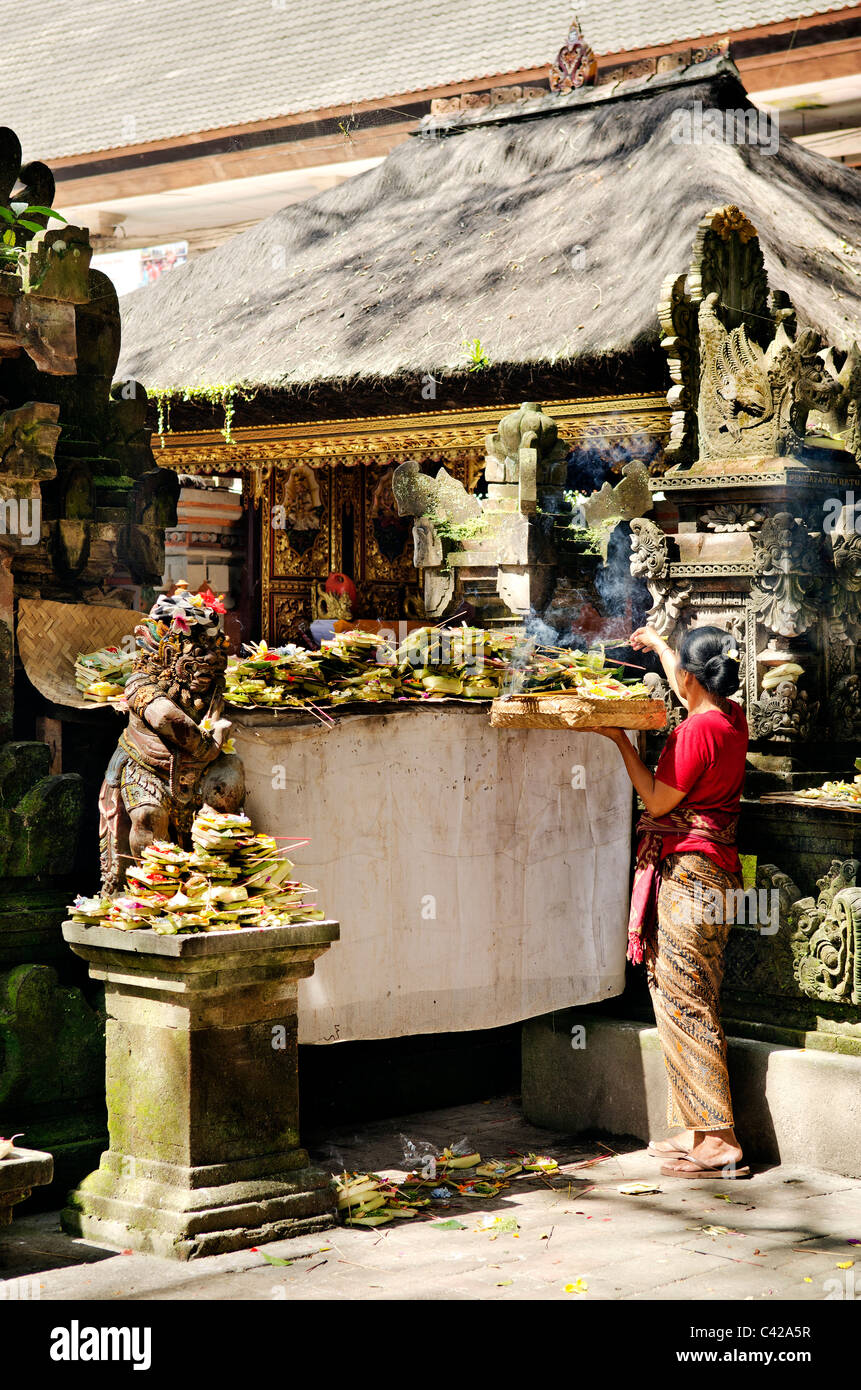 Donna al tempio di Ubud a Bali Indonesia Foto Stock