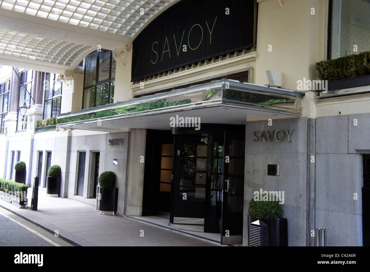 Savoy Place ingresso al Savoy Hotel, London Inghilterra England Foto Stock