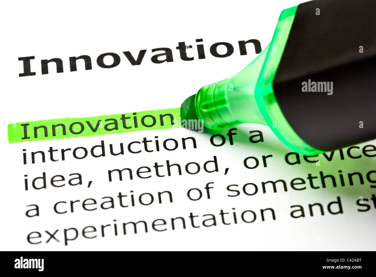 La parola "innovazione" evidenziata in verde con il pennarello Foto Stock