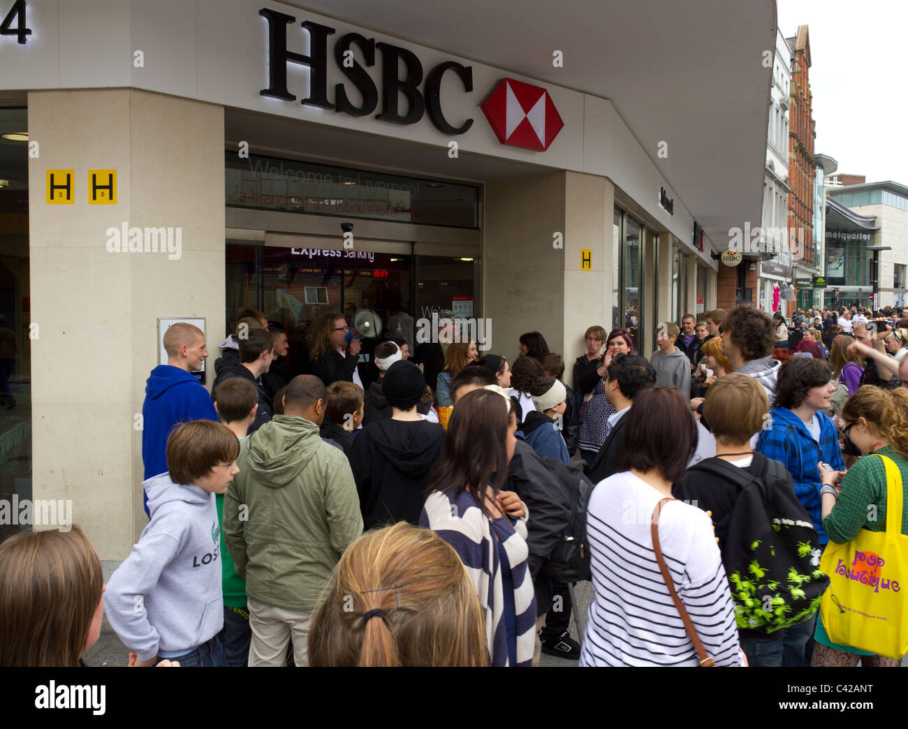 Regno Unito intonso manifestanti tentano invano di occupare HSBC Bank in Liverpool, come parte di un giorno di proteste Foto Stock