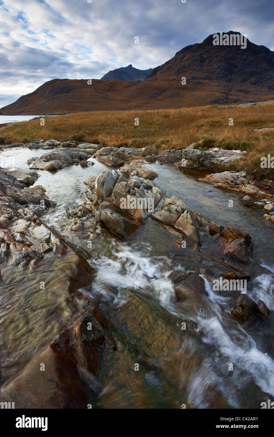 Il Black Cuillins visto dal Camasunary sull'Isola di Skye in Scozia Foto Stock