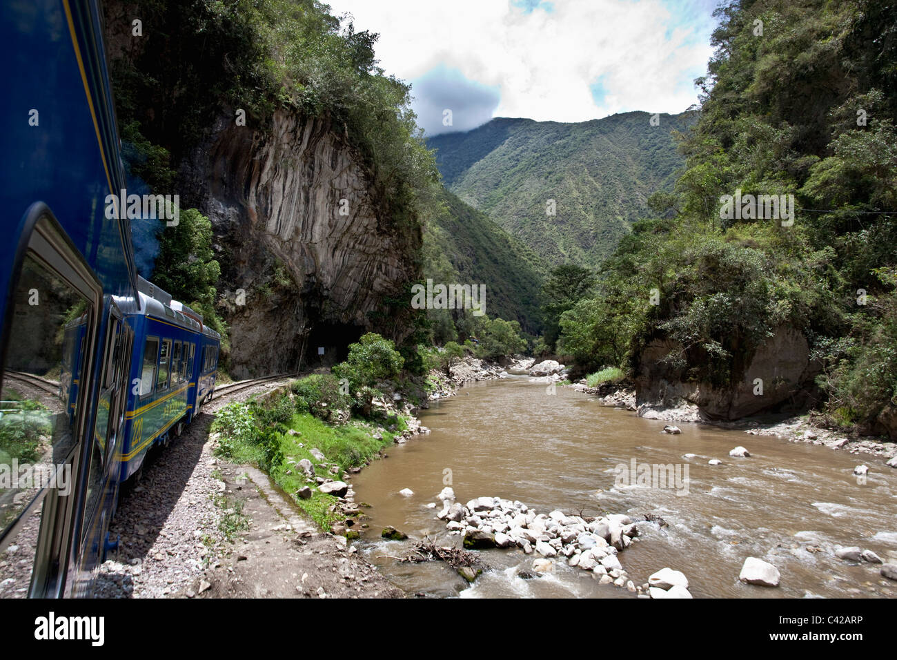 Il Perù, Aguas Calientes, Machu Picchu, in treno da Ollantaytambo ad Aguas Calientes. Foto Stock