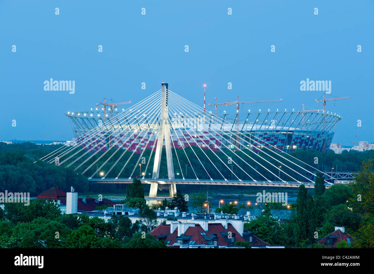 Lo stadio nazionale e Ponte Swietokrzyski, Varsavia, Polonia Foto Stock