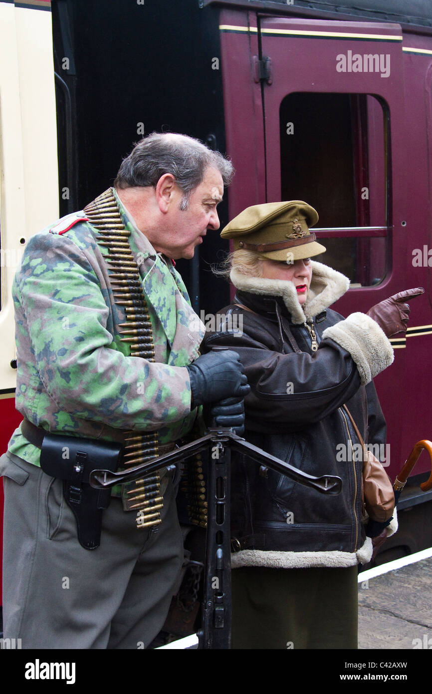 Truppe armate: Seconda guerra mondiale, seconda guerra mondiale, seconda guerra mondiale, seconda guerra mondiale, seconda guerra mondiale; re-enactment presso una stazione ferroviaria britannica  gli attori del Weekend della guerra 1940'3 alla stazione di Rawtenstall, Lancashire, maggio 2011 Foto Stock