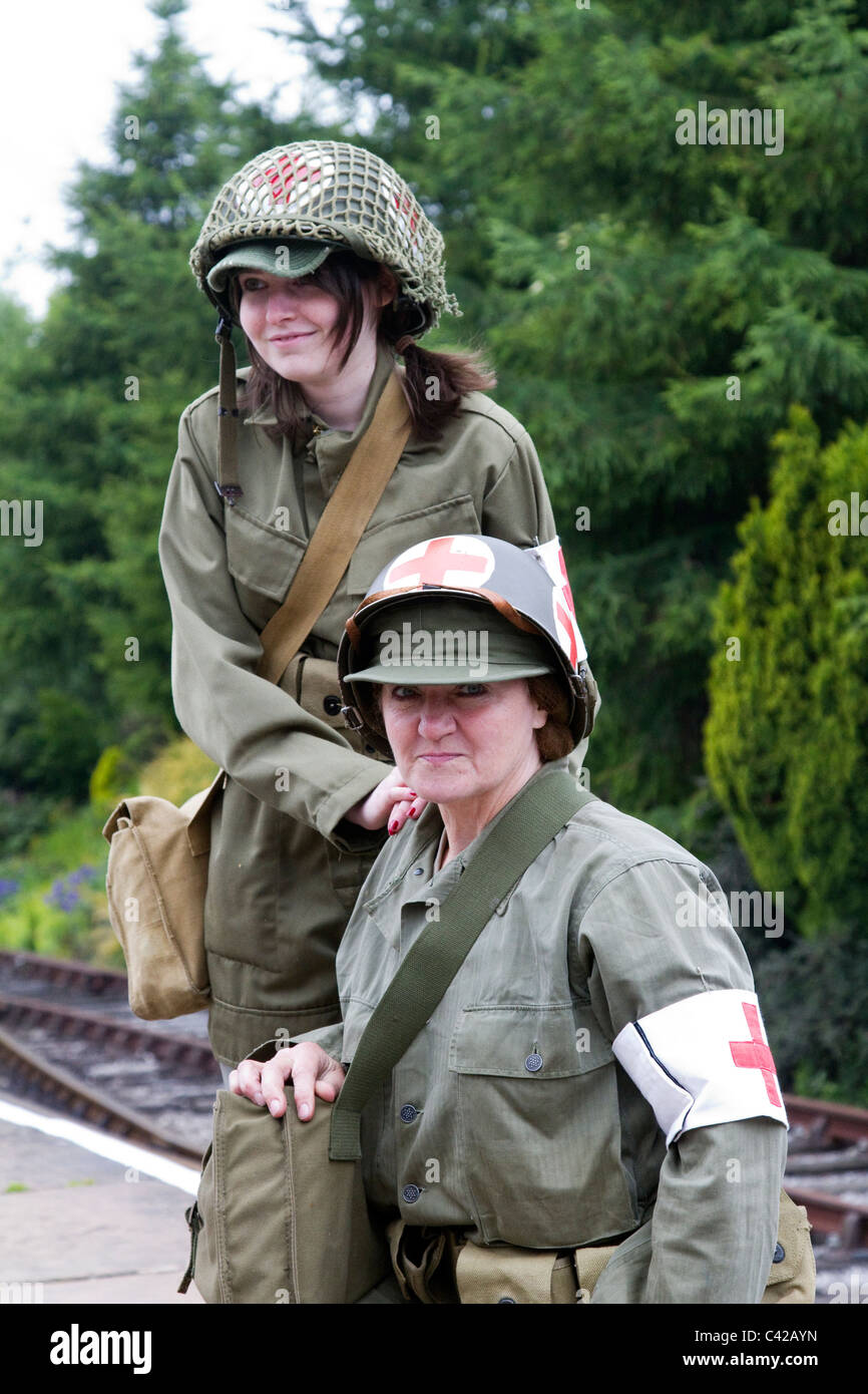 La Seconda Guerra mondiale, durante la seconda guerra mondiale donna americana medic, Croce Rossa rievocazione a British Railway Station  il 1940'3 Weekend di guerra gli attori a stazione di Lancaster, Lancashire, Maggio 2011 Foto Stock