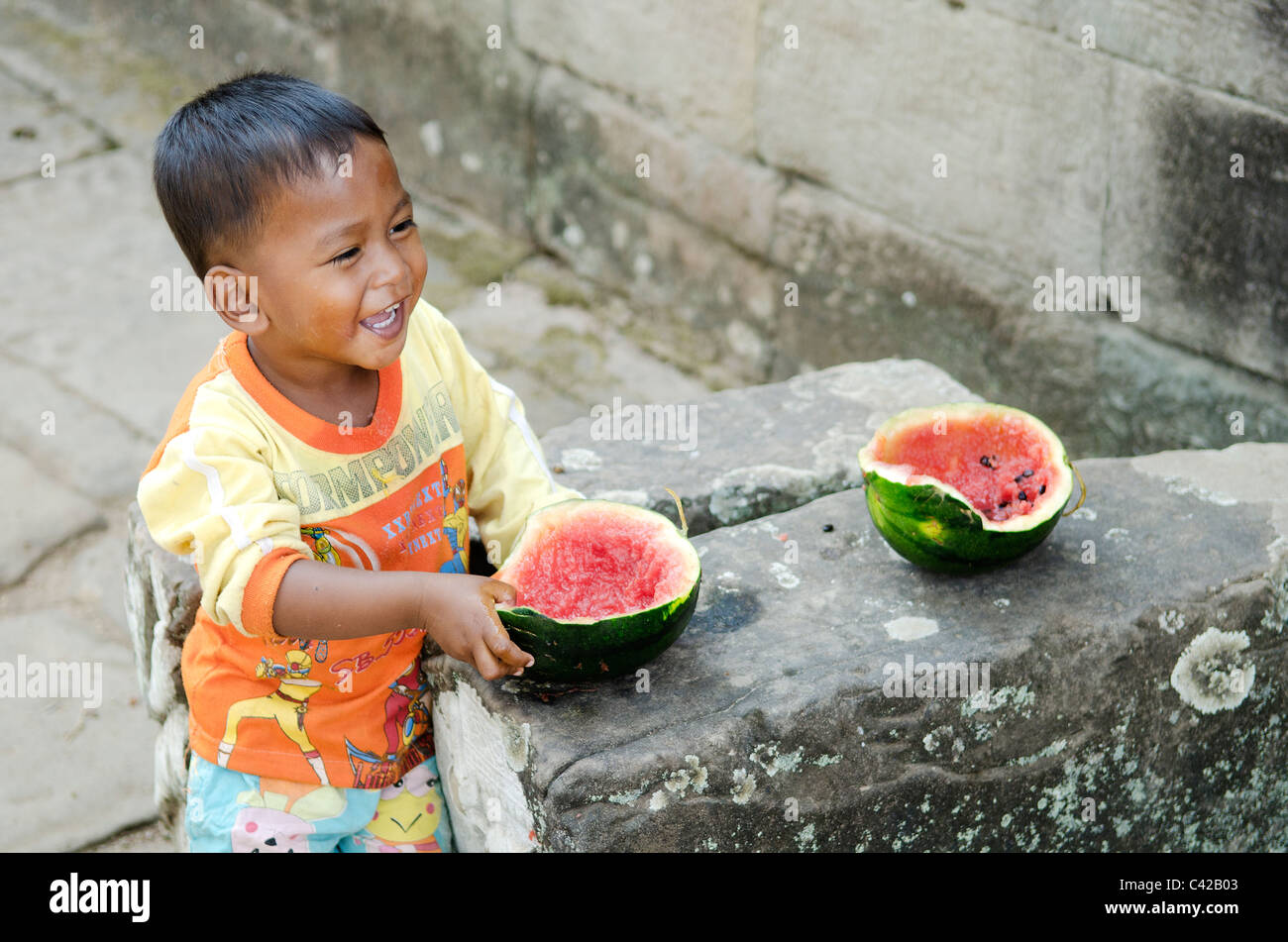 Asian bambino mangiare anguria frutto in Cambogia Foto Stock
