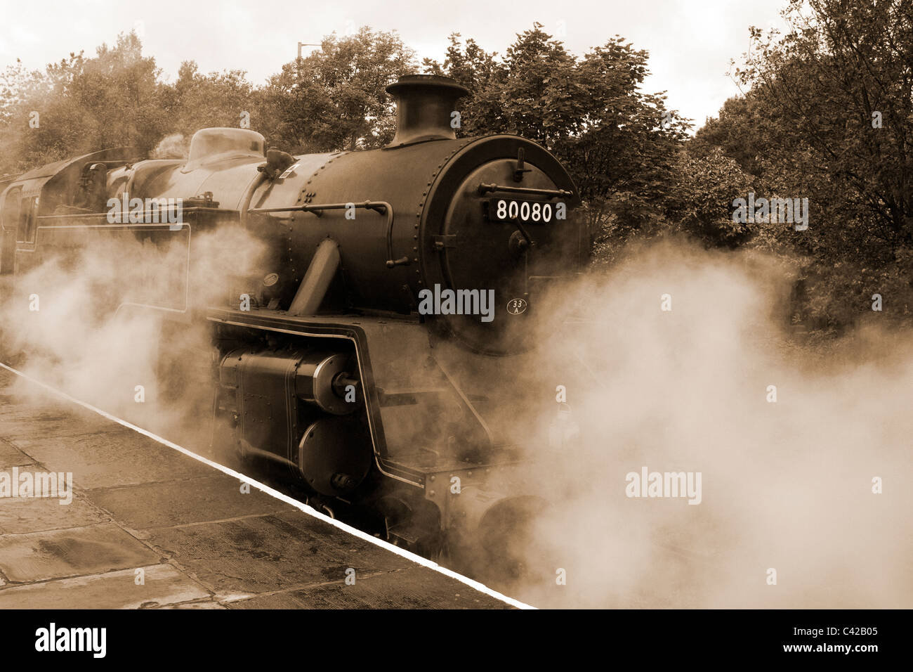 80080. Anni Cinquanta BR Standard Classe 4 2-6-4 serbatoio. 80080 visto a Ramsbottom con un treno passeggeri da Bury a Lancaster. East Lancashire Railway rievocazione a British Railway Station wiith 1940's Weekend di guerra gli attori a stazione di Lancaster, Lancashire. Foto Stock