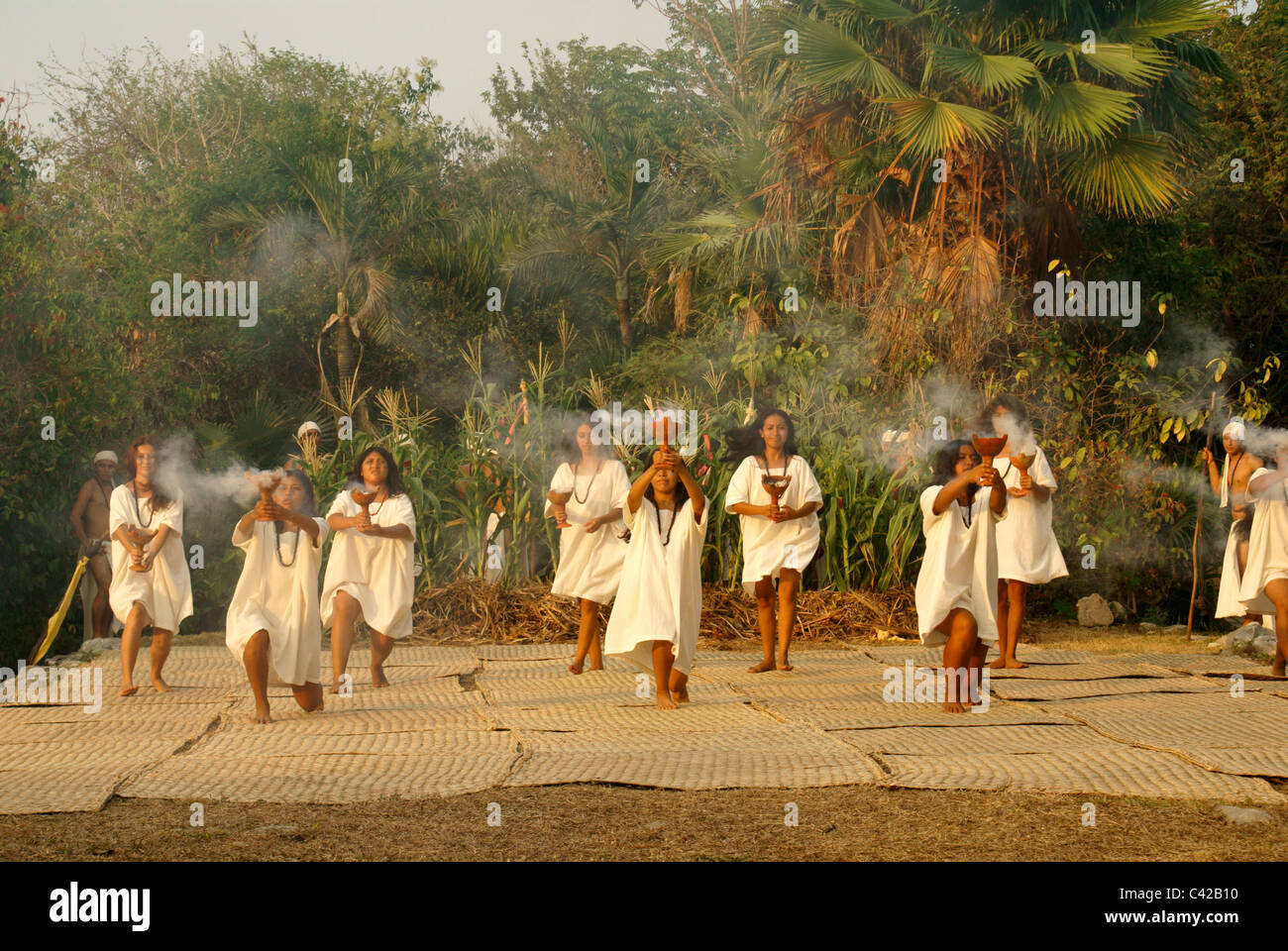 Ballerini di eseguire la purificazione rituale al Sacro viaggio Maya 2011 caso, Riviera Maya, Parco di Xcaret, Quintana Roo, Messico Foto Stock