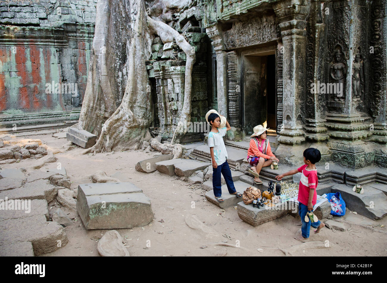 Souvenir turistici venditore in Angkor Wat Cambogia Foto Stock