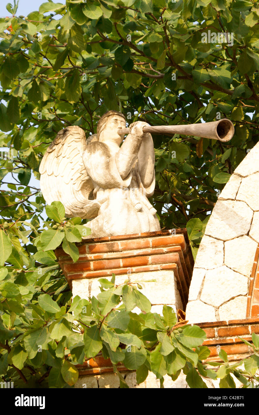 Statua di un angelo a soffiare una tromba, Parco di Xcaret, Riviera Maya, Quintana Roo, Messico Foto Stock