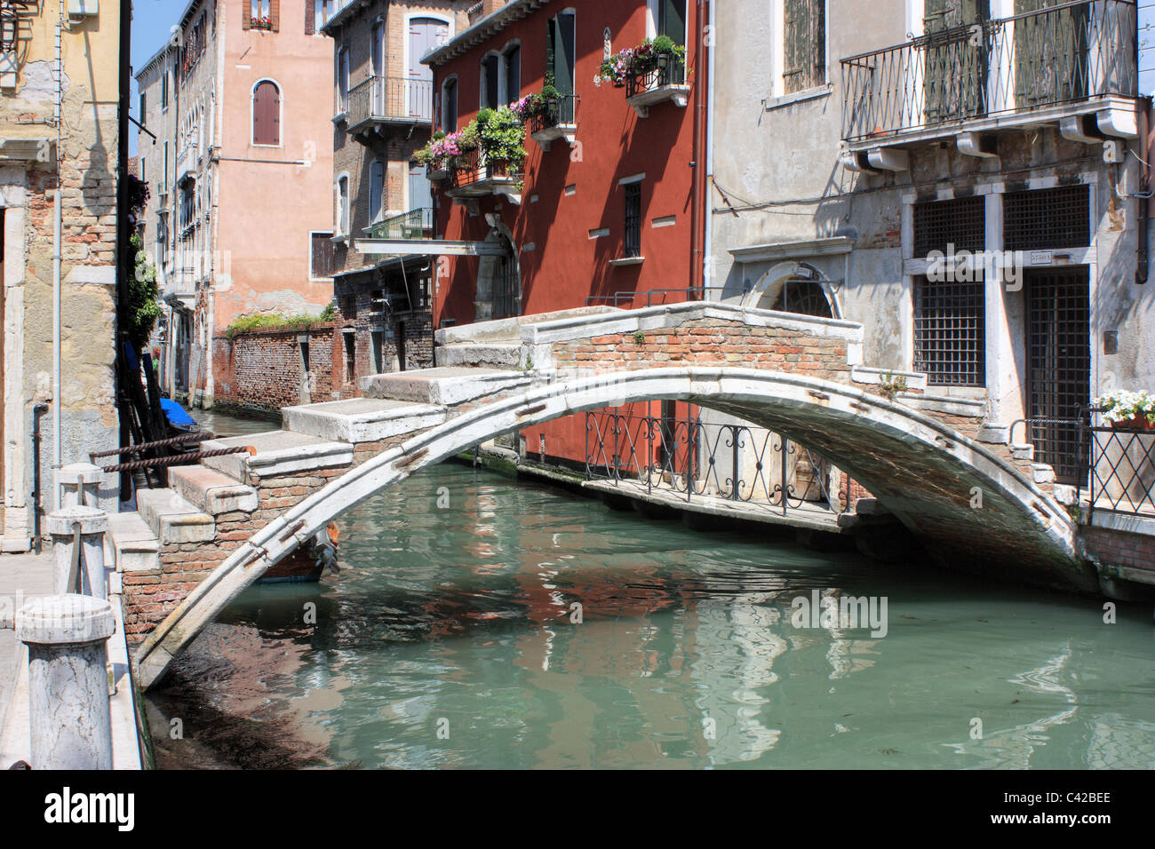 Ponte Chiodo. Ponte senza parapetto attraverso il canale Rio de San Felice, Cannaregio Venezia Foto Stock
