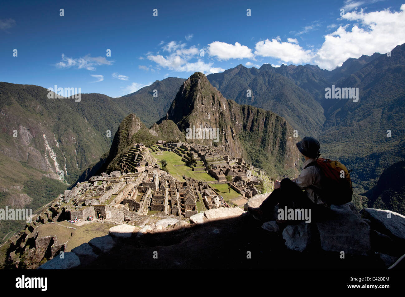 Il Perù, del XV secolo sito Inca situato a 2.430 metri (7,970 ft) sopra il livello del mare. Il turista. Foto Stock