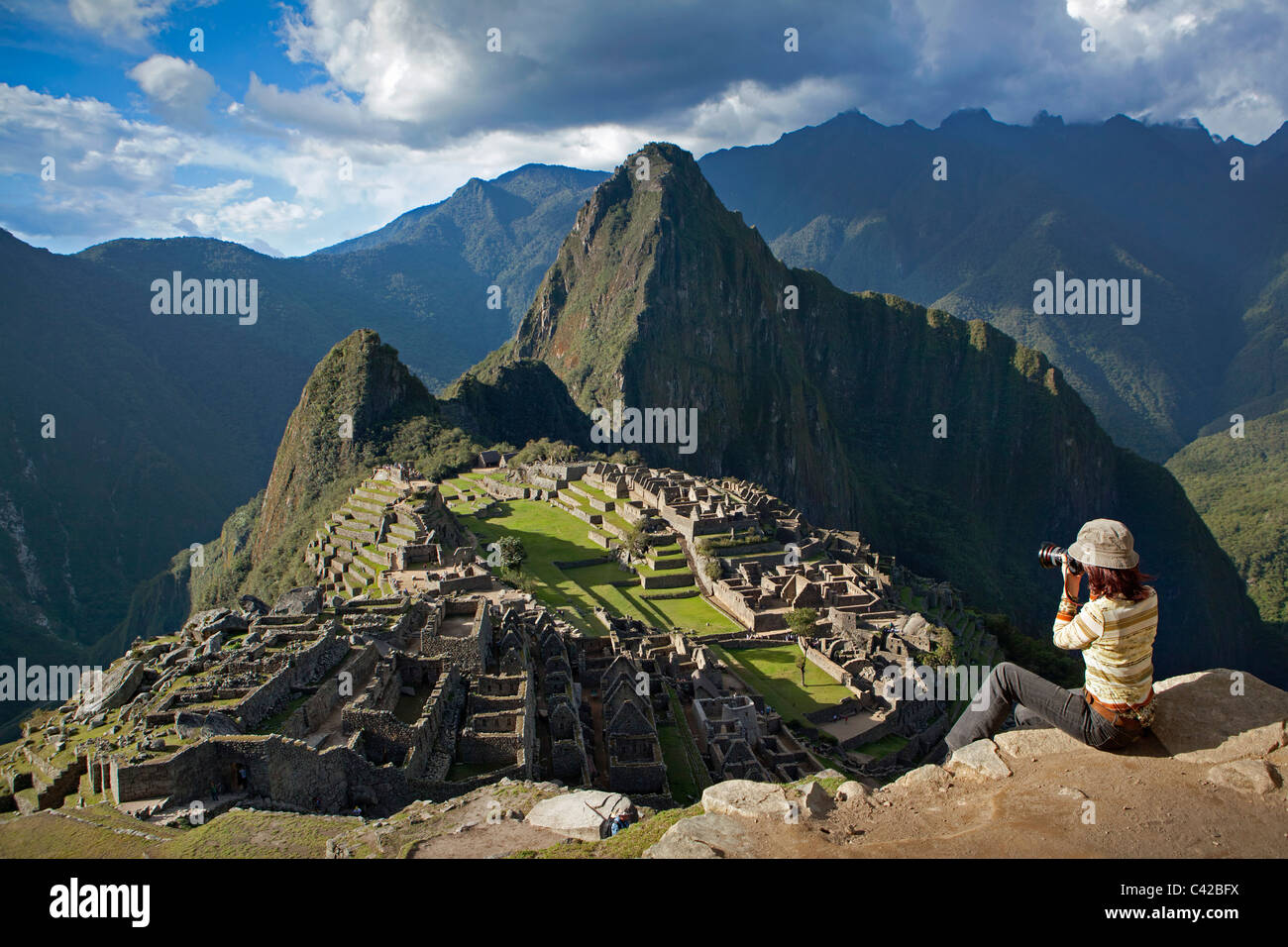 Il Perù, Aguas Calientes, Machu Picchu.del XV secolo sito Inca situato a 2.430 metri (7,970 ft) sopra il livello del mare. Il turista. Foto Stock