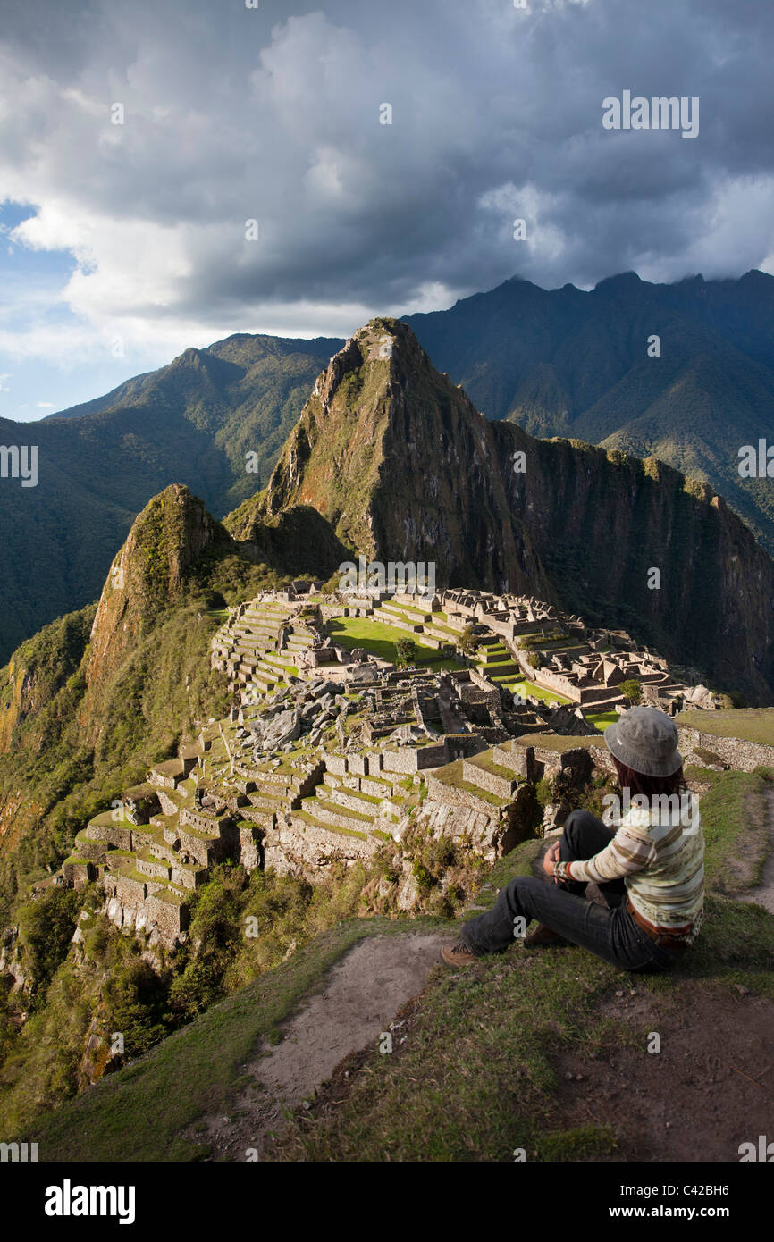 Il Perù, Aguas Calientes, Machu Picchu.del XV secolo sito Inca situato a 2.430 metri (7,970 ft) sopra il livello del mare. Il turista. Foto Stock