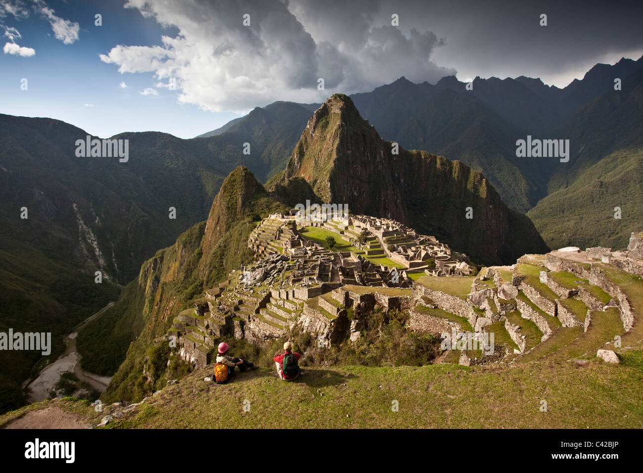 Il Perù, del XV secolo sito Inca situato a 2.430 metri (7,970 ft) sopra il livello del mare. I turisti. Foto Stock