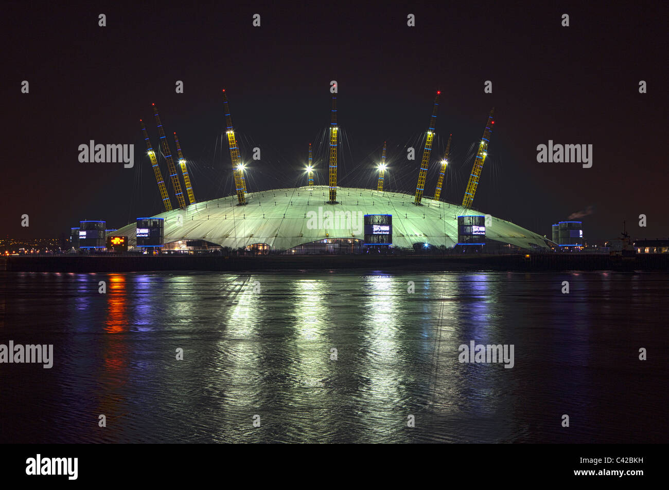 Splendidamente illuminate Millennium Dome a Greenwich di notte Foto Stock