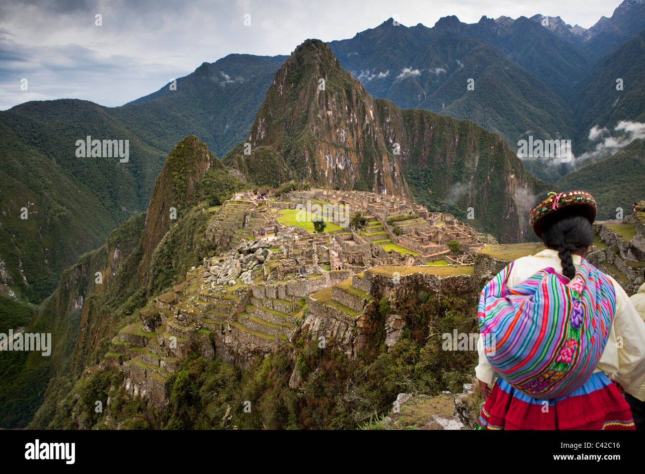 Il Perù, Aguas Calientes, Machu Picchu.del XV secolo sito Inca, turismo indiano, donna indiana. Foto Stock