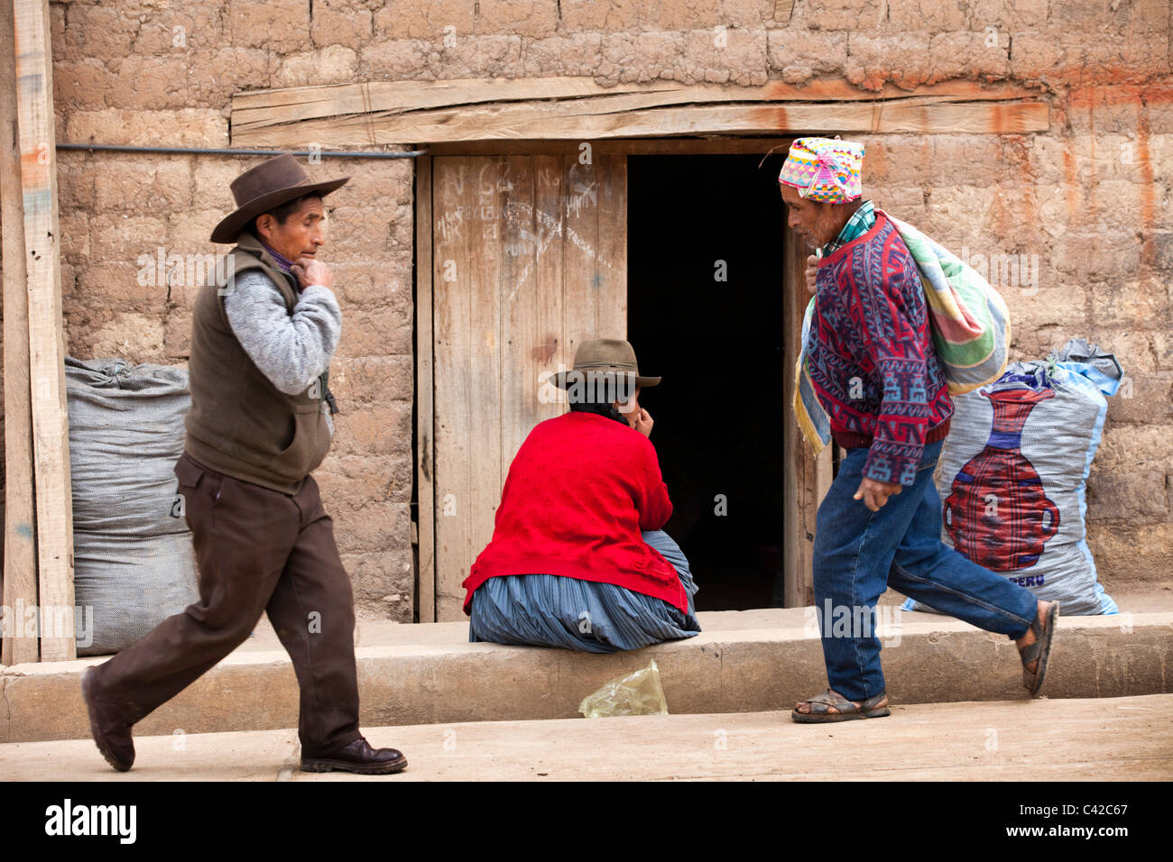 Il Perù, Huancarani, Indiano di uomini e di donne. Foto Stock