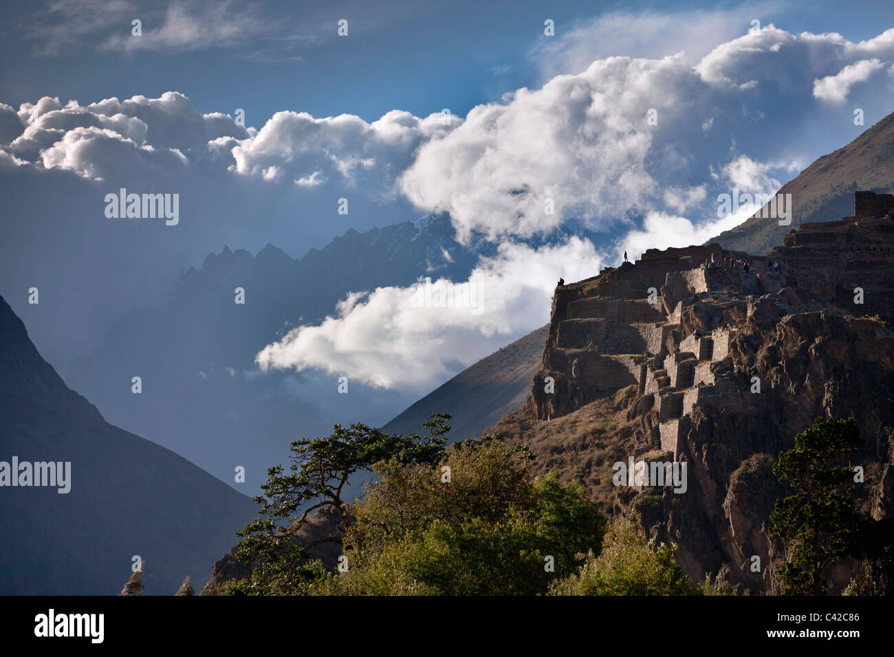 Il Perù, Ollantaytambo, rovine Inca, sfondo: snowcovered montagne delle Ande. Foto Stock