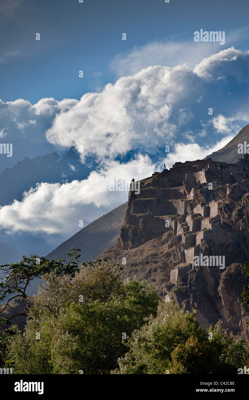 Il Perù, Ollantaytambo, rovine Inca, sfondo: snowcovered montagne delle Ande. Foto Stock