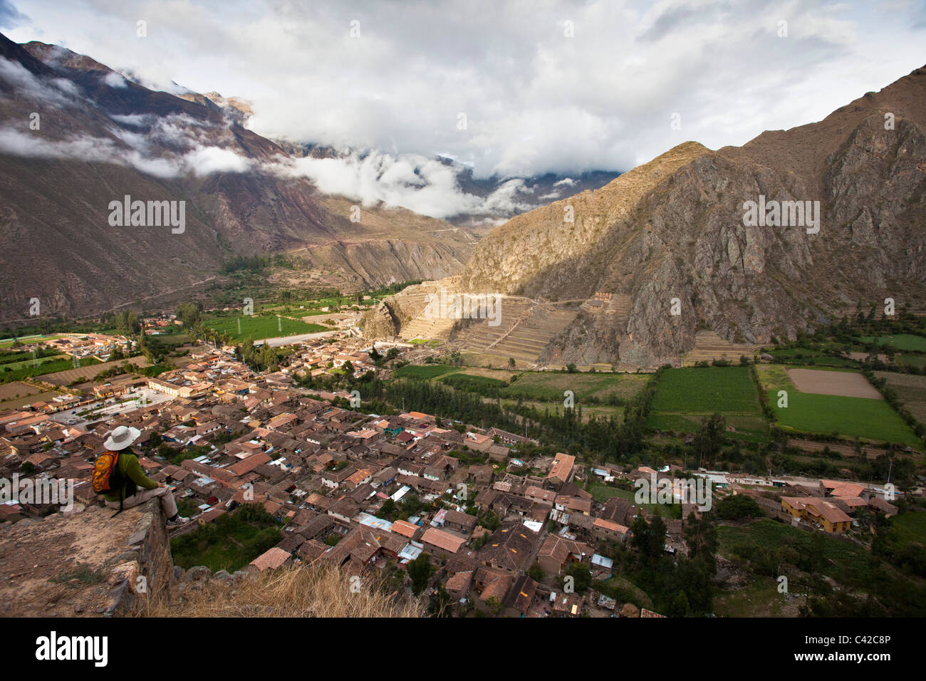 Il Perù, Ollantaytambo, uomo, turistico gode di vista panoramica del villaggio. Background: rovine Inca. Foto Stock