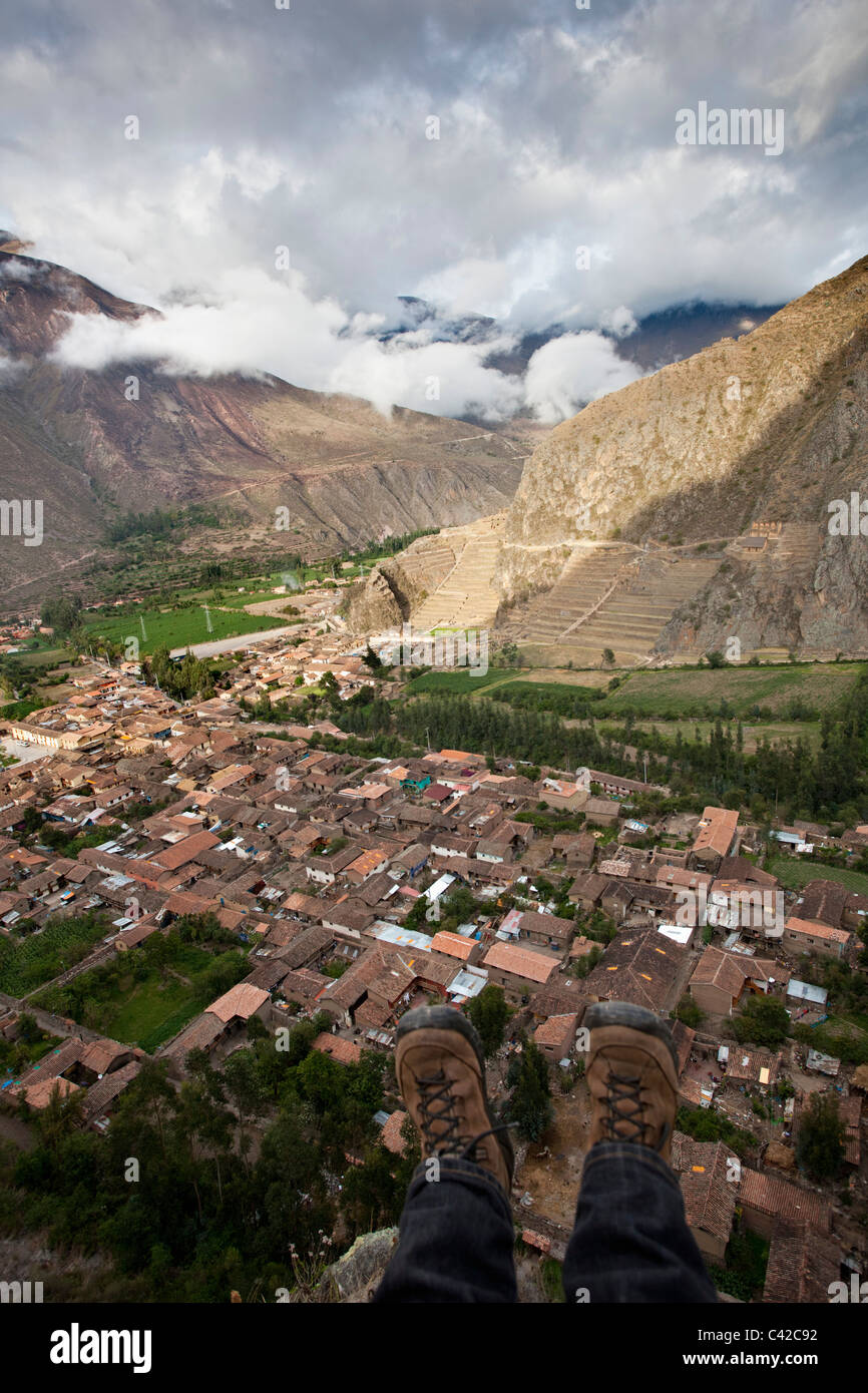 Il Perù, Ollantaytambo, vista panoramica del villaggio. Background: rovine Inca. Foto Stock
