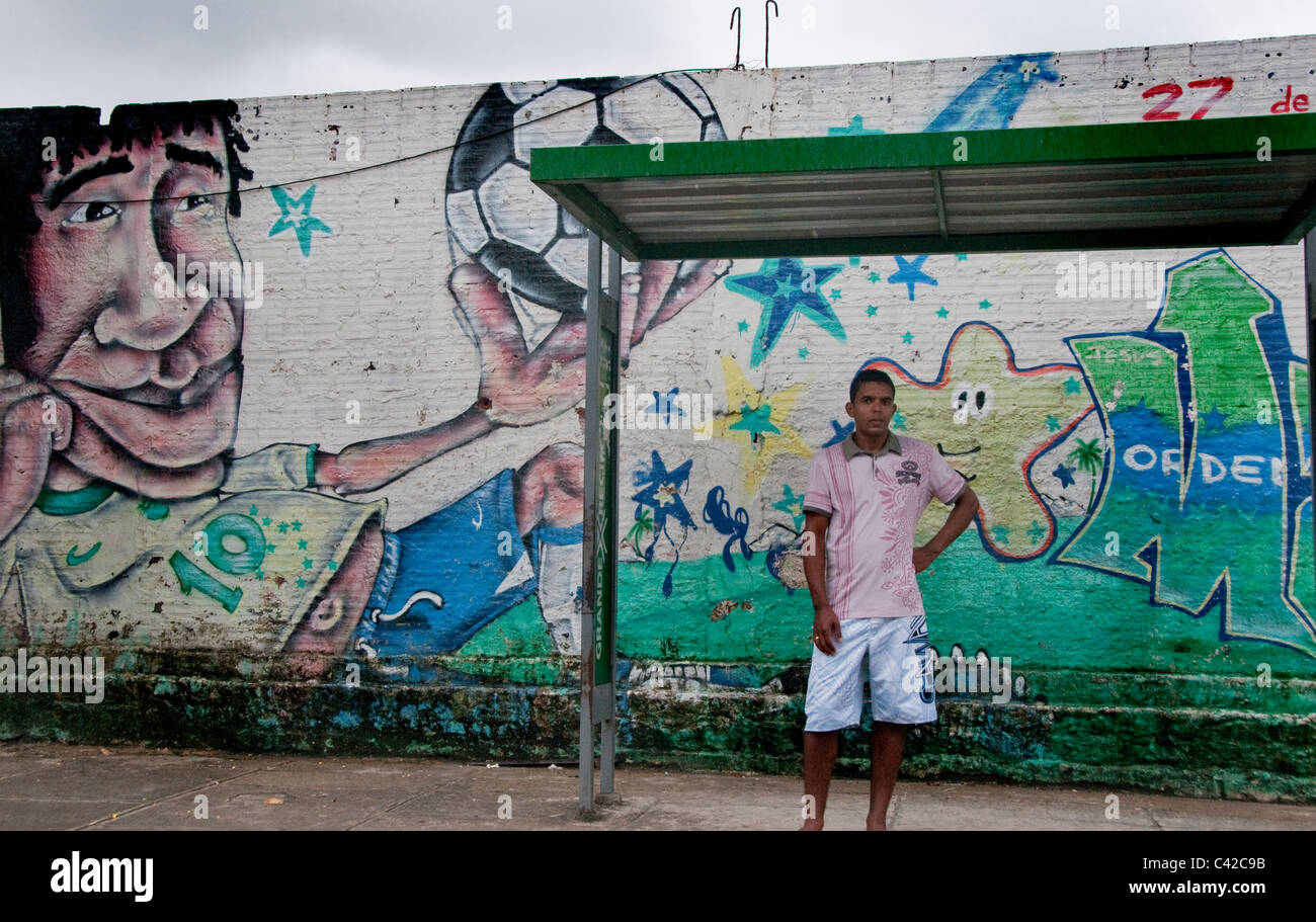 Fermata bus a Recife in Brasile con carta murale del calcio Foto Stock