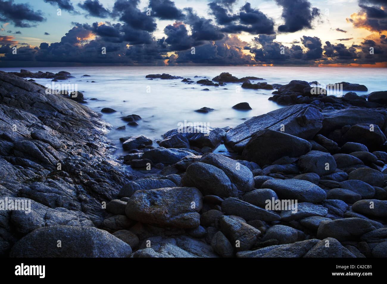Vista di una costa rocciosa al crepuscolo. Una lunga esposizione shot. Foto Stock