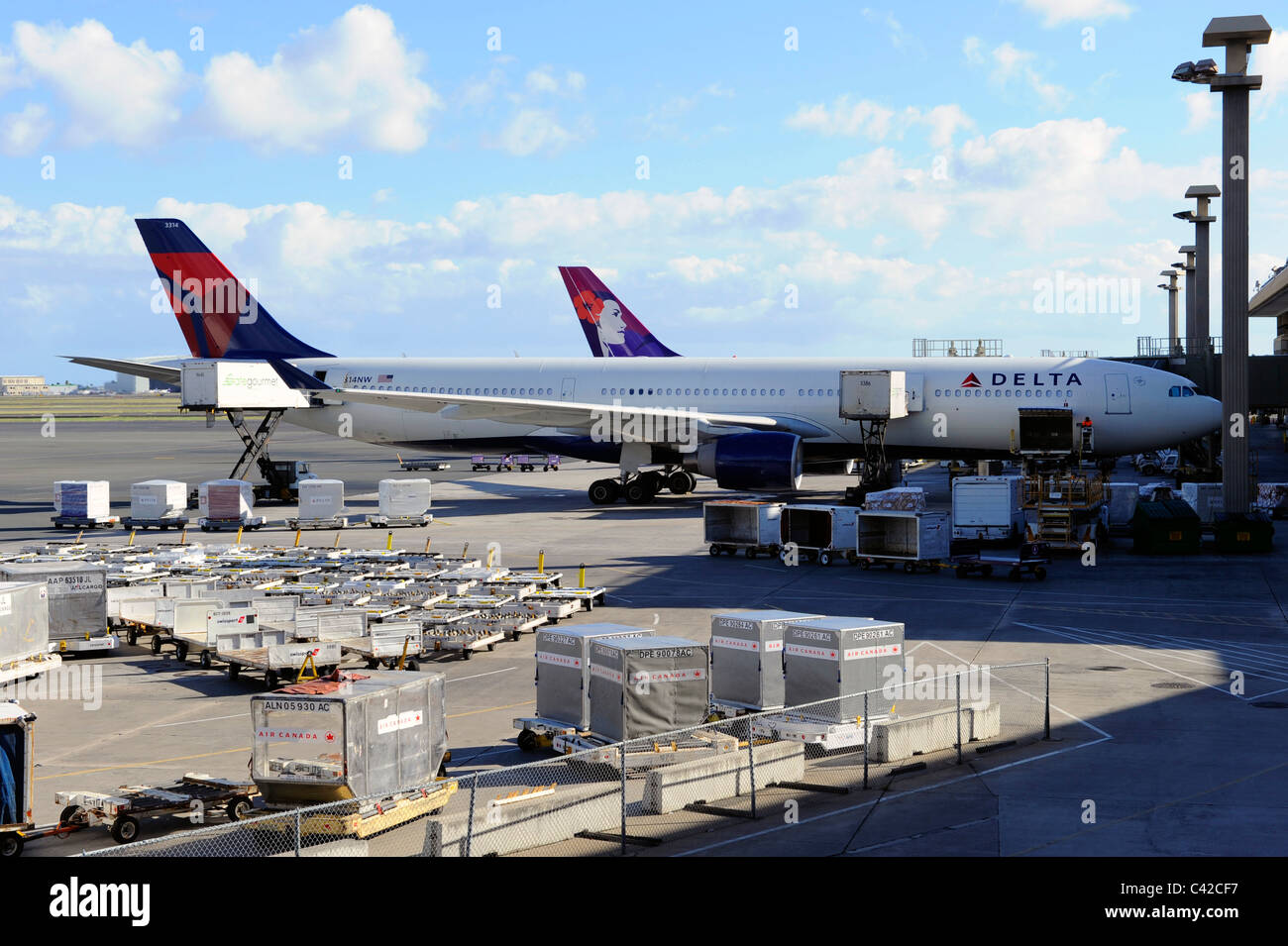 Airbus A 330 essendo caricato con merci di Honolulu Hawaii Oahu Oceano Pacifico Foto Stock