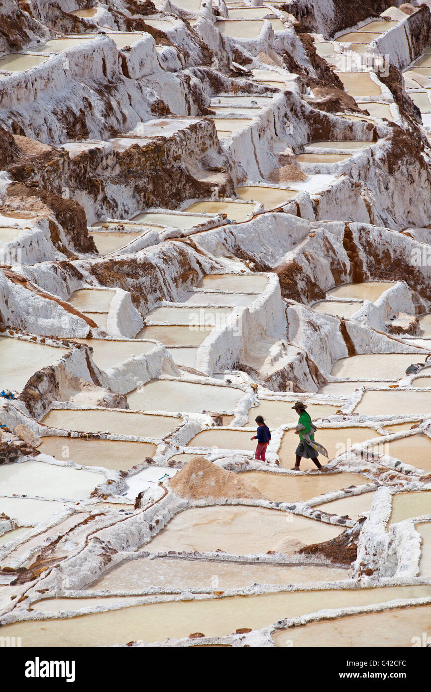 Il Perù, Maras, miniere di sale, donna e la figlia in saline. Foto Stock