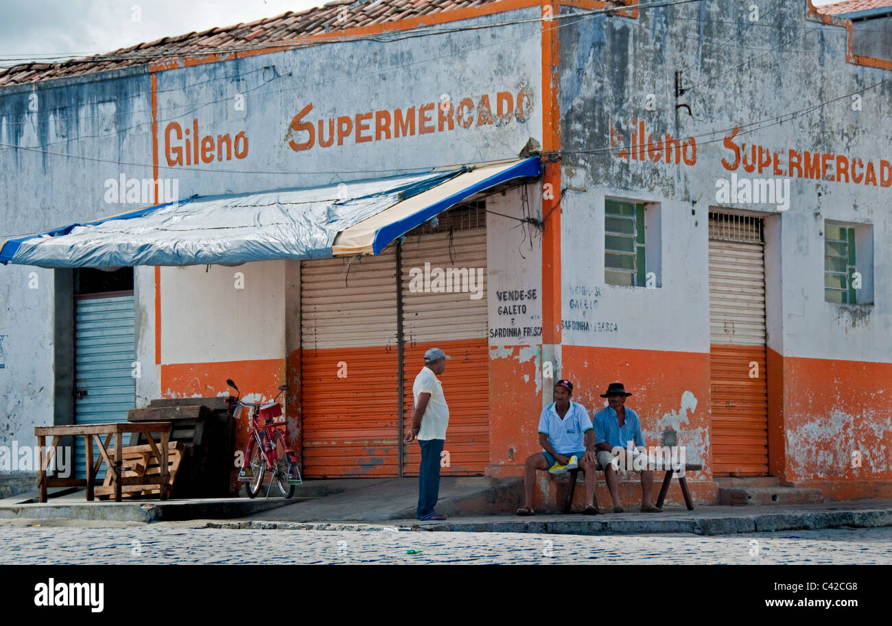 Corner shop nella piccola città rurale con gli uomini nella rilassante street Pernambuco Brasile Foto Stock