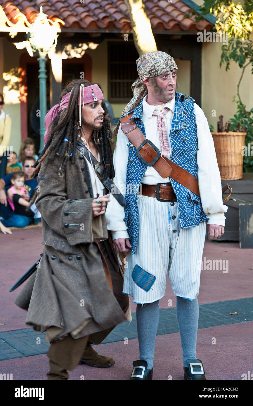 Membri del cast in costume per il capitano Jack Sparrow mostra nel Regno Magico di Disney World, Kissimmee, Florida Foto Stock