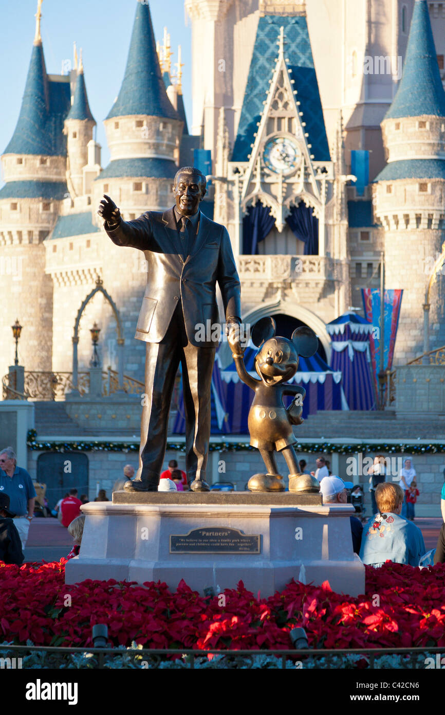 Walt Disney e Mickey Mouse in partner statua nel Regno Magico di Disney World, Kissimmee, Florida Foto Stock