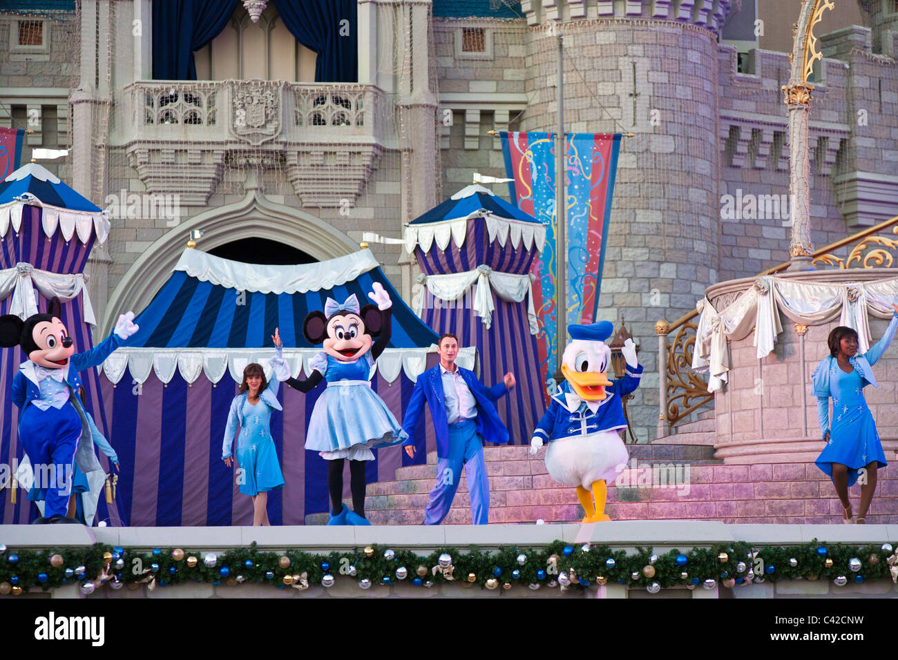 Mostra a Cenerentola il castello dispone di molti personaggi Disney in costume nel Regno Magico di Disney World, Kissimmee, Florida Foto Stock