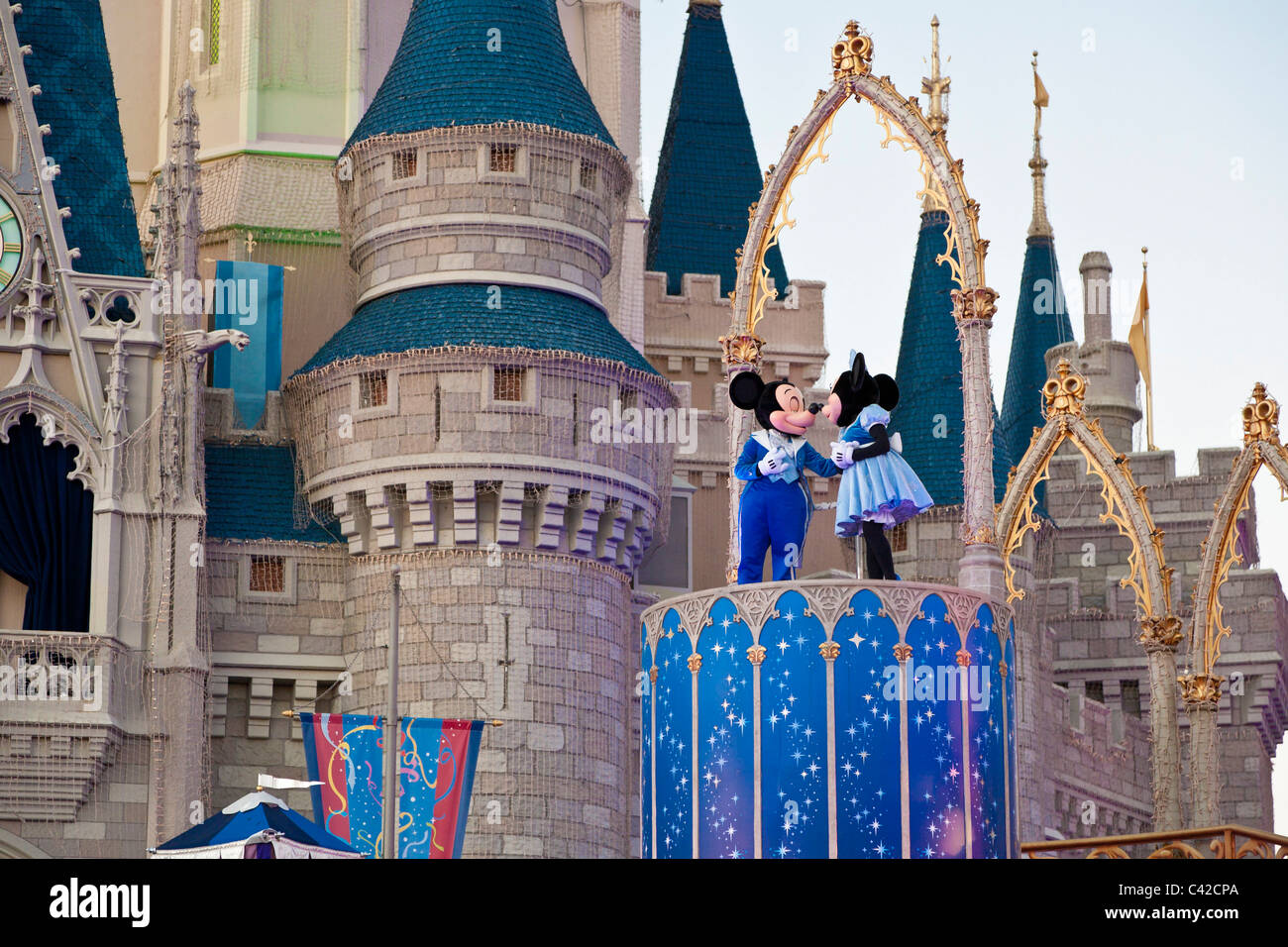 Mostra a Cenerentola il castello dispone di molti personaggi Disney in costume nel Regno Magico di Disney World, Kissimmee, Florida Foto Stock