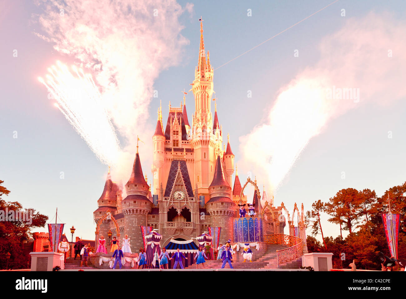 Fuochi d'artificio alla fine di una mostra a Cenerentola del castello e il Regno Magico di Disney World, Kissimmee, Florida Foto Stock