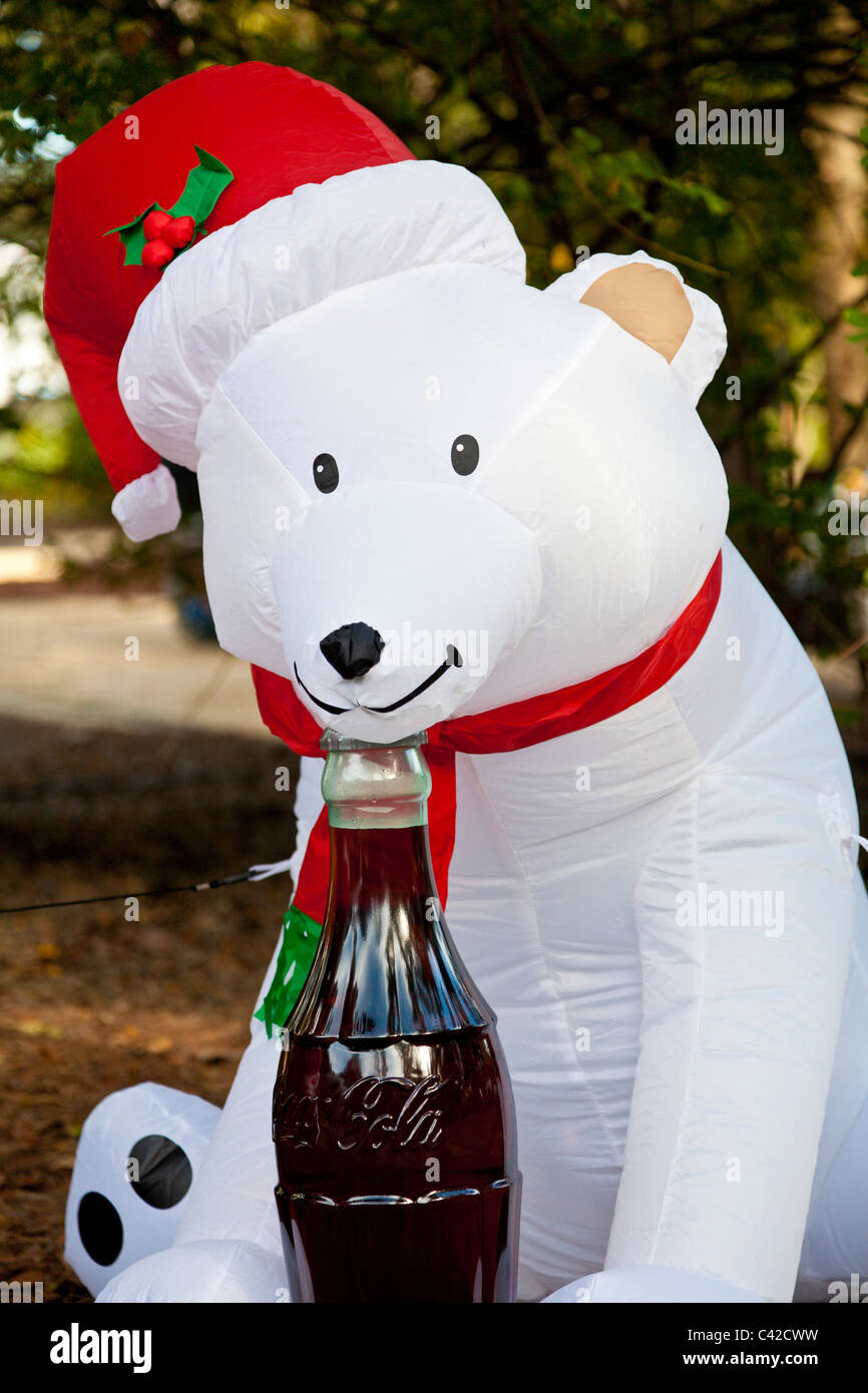 Coca Cola Polar Bear gonfiabile per le vacanze di Natale decorazioni in  Central Florida, Stati Uniti d'America Foto stock - Alamy