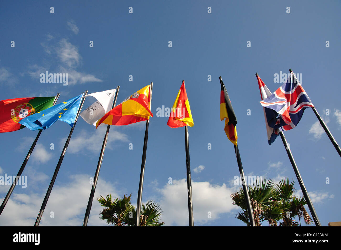 Bandiere europee fuori dell'hotel, vicino a Praia da Oura, distretto di Faro, regione di Algarve, PORTOGALLO Foto Stock