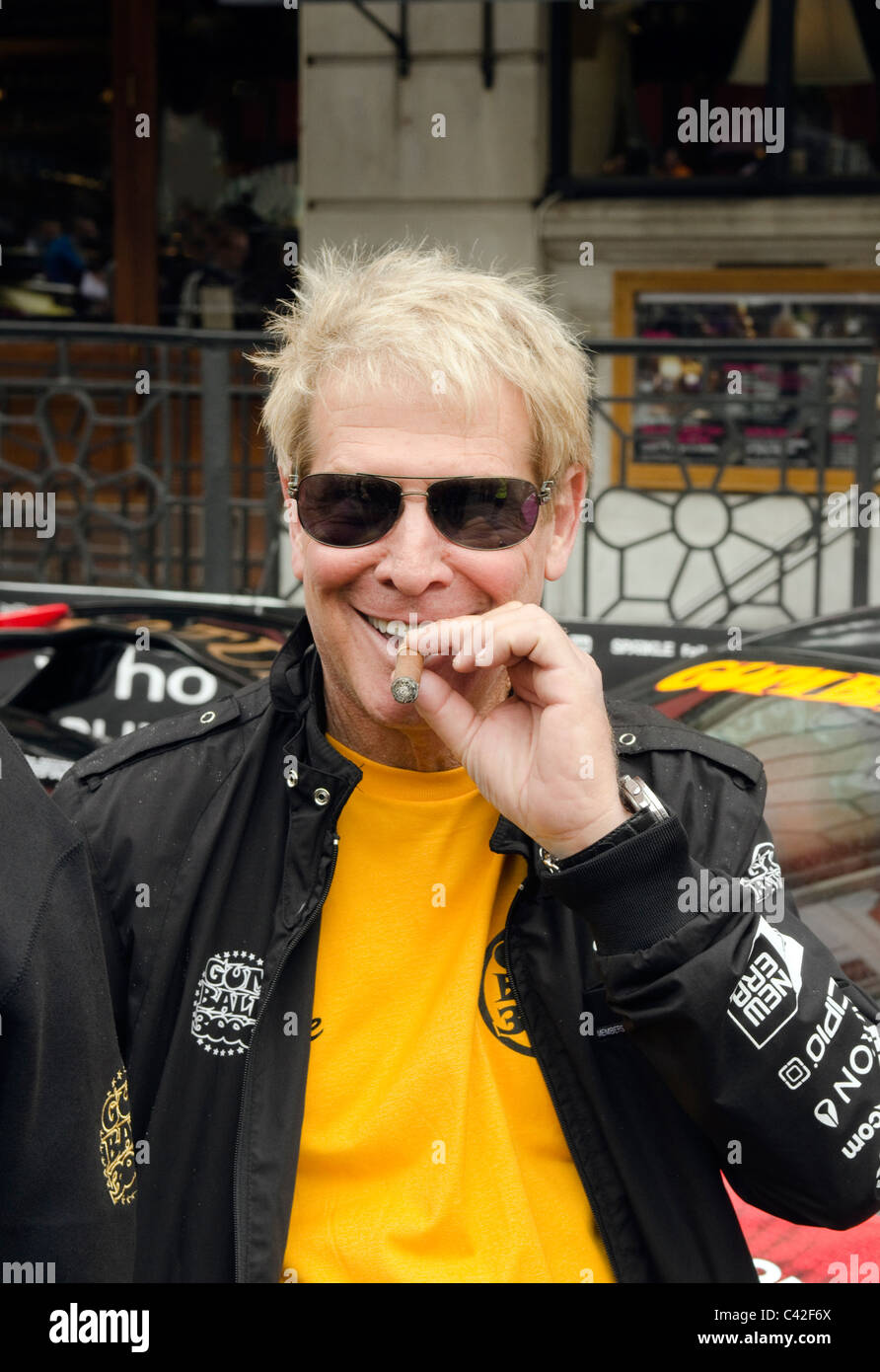 Uomo che indossa gli occhiali da sole / ombre di fumare un sigaro in  Gumball Rally 3000 al Covent Garden Piazza London REGNO UNITO Foto stock -  Alamy