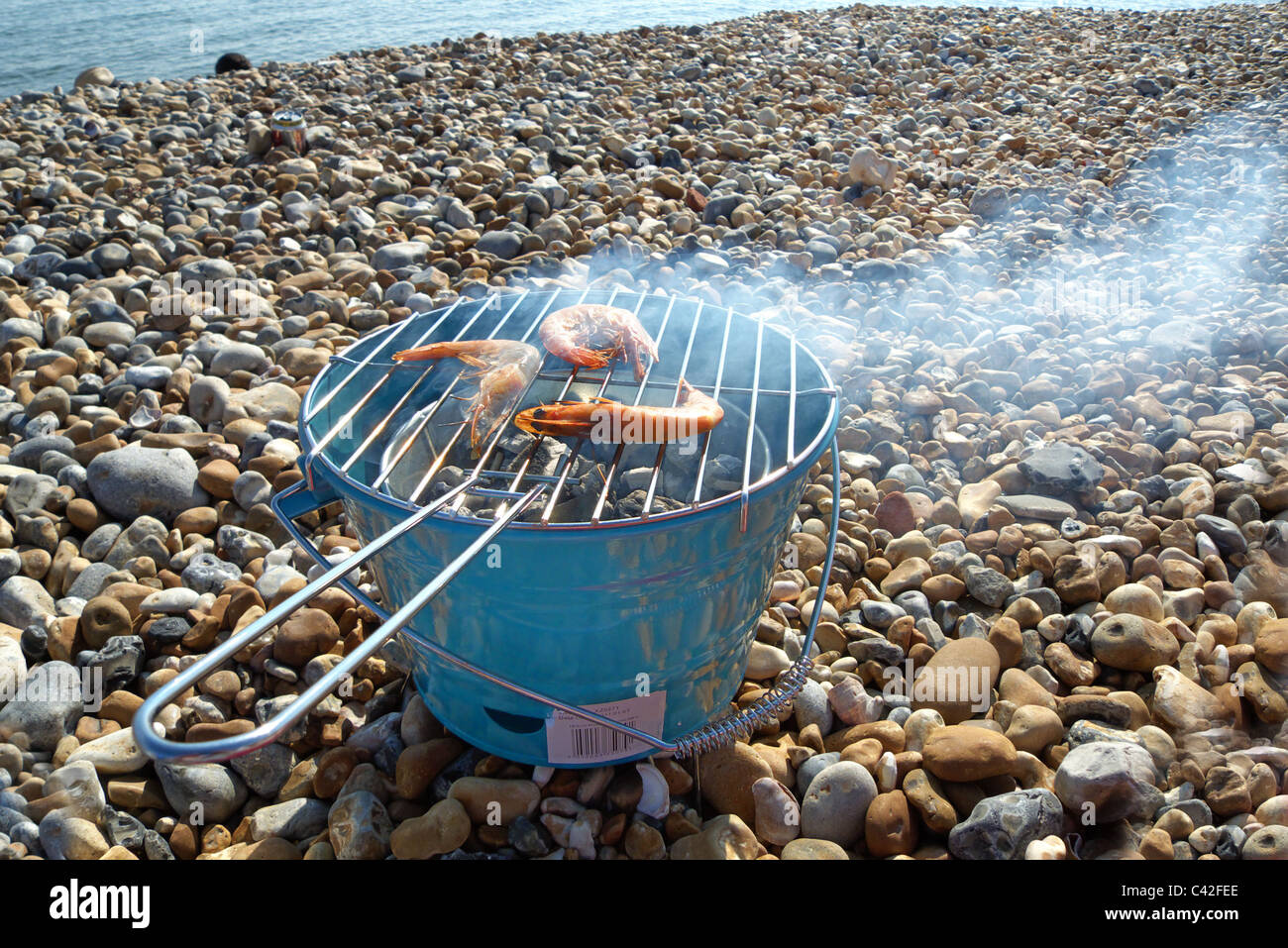 Gamberi barbecue sulla spiaggia Foto Stock