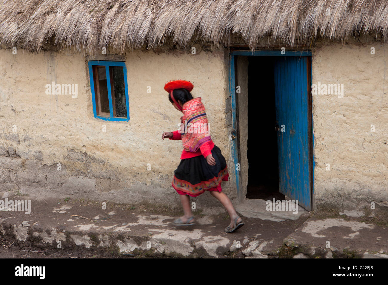 Il Perù, Patakancha, Patacancha, villaggio nei pressi di Ollantaytambo. Ragazza indiana in abito tradizionale in esecuzione. Foto Stock